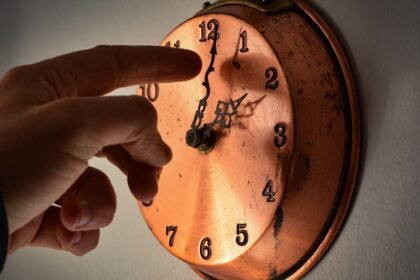 When Is Daylight Savings 2024? The ‘Fall Back’ Time Change Date – Hollywood Life